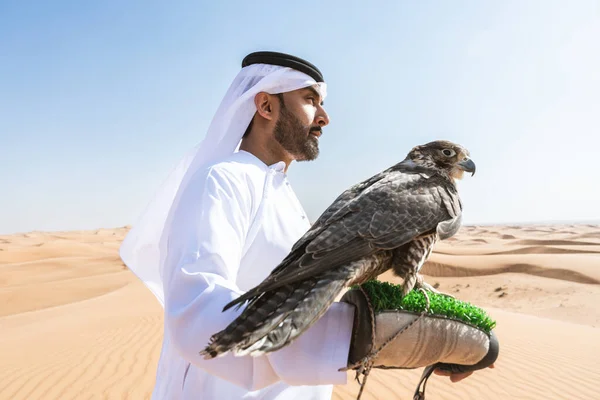 Uomo Mediorientale Con Indosso Tradizionale Emirati Arab Kandura Nel Deserto — Foto Stock