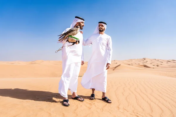 Deux Hommes Moyen Orient Portant Des Kandura Arabes Emirati Traditionnels — Photo