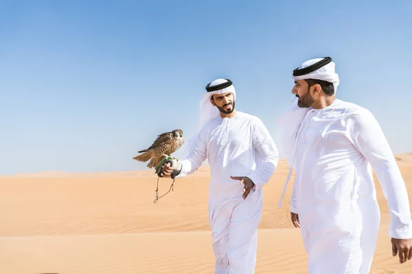 Zwei Männer Aus Dem Nahen Osten Traditionellen Emirati Arabischen Kandura — Stockfoto