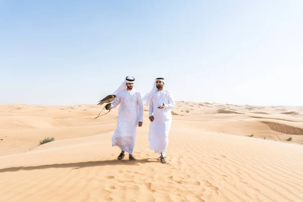 Två Mellanösternmän Som Bär Traditionell Emirati Arab Kandura Som Förenar — Stockfoto