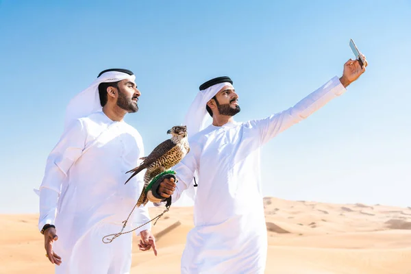 Dwóch Mężczyzn Bliskiego Wschodu Tradycyjnej Emirackiej Arabskiej Kandurze Łączących Się — Zdjęcie stockowe