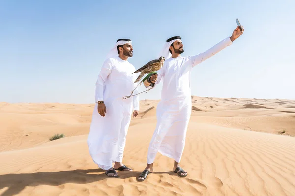 Kaksi Lähi Idän Miestä Yllään Perinteinen Emirati Arabi Kandura Liimaus — kuvapankkivalokuva