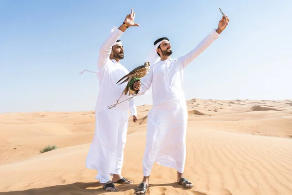 Kaksi Lähi Idän Miestä Yllään Perinteinen Emirati Arabi Kandura Liimaus — kuvapankkivalokuva