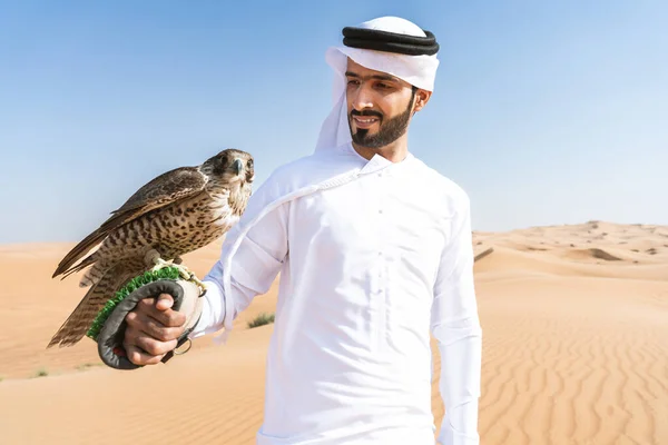 Közel Keleti Férfi Visel Hagyományos Emirati Arab Kandura Sivatagban Kezében — Stock Fotó