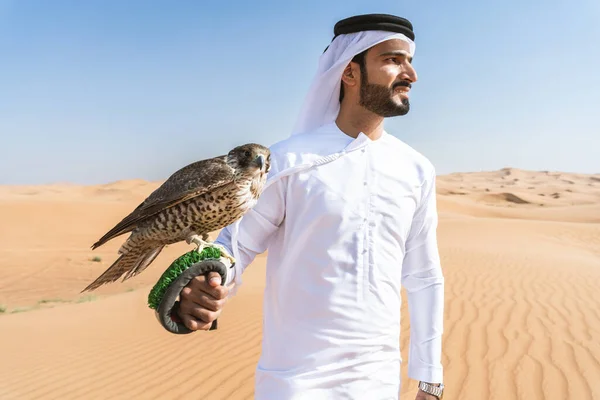 Midden Oosterse Man Draagt Traditionele Emirati Arab Kandura Woestijn Houdt — Stockfoto
