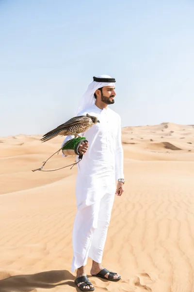 Ortadoğulu Bir Adam Çölde Geleneksel Emirati Arap Kandurası Giyiyor Dubai — Stok fotoğraf