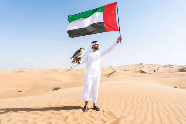 Homem Médio Oriente Vestindo Tradicional Emirati Arab Kandura Deserto Segurando — Fotografia de Stock
