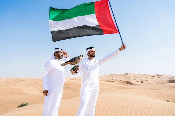 Two Middle Eastern Men Wearing Traditional Emirati Arab Kandura Bonding — Stock Photo, Image