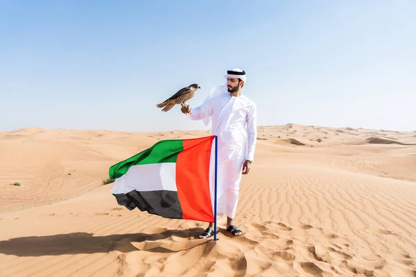 Homem Médio Oriente Vestindo Tradicional Emirati Arab Kandura Deserto Segurando — Fotografia de Stock