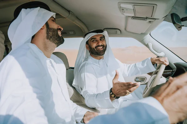 Dua Pria Timur Tengah Mengenakan Arab Kandura Emirati Tradisional Mengendarai — Stok Foto