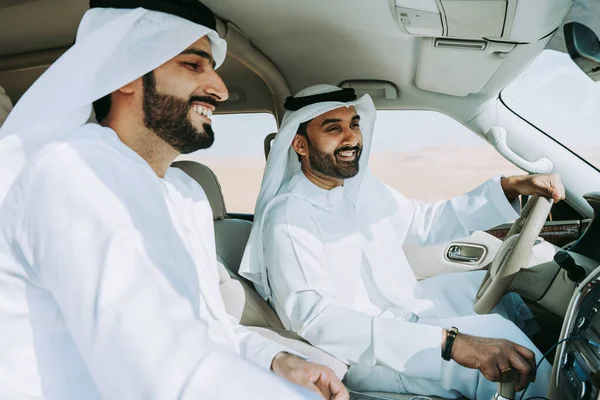 Dua Pria Timur Tengah Mengenakan Arab Kandura Emirati Tradisional Mengendarai — Stok Foto