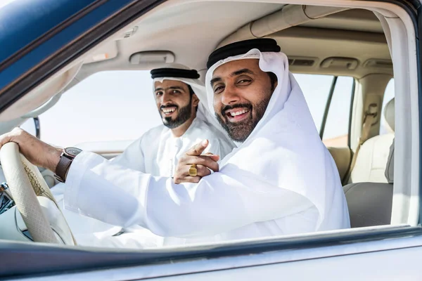 Dois Homens Oriente Médio Vestindo Tradicional Emirati Árabe Kandura Dirigindo — Fotografia de Stock