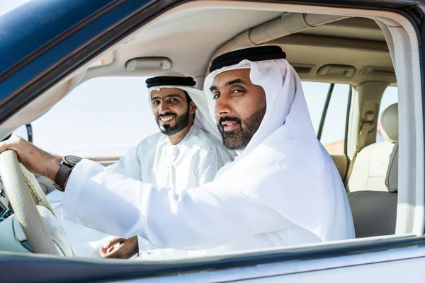 Dos Hombres Oriente Medio Que Llevan Tradicional Emirati Árabe Kandura — Foto de Stock