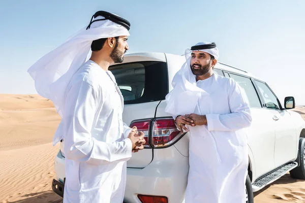 Twee Mannen Uit Het Midden Oosten Dragen Traditionele Emirati Arab — Stockfoto