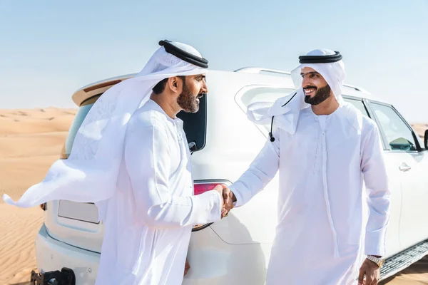 Két Közel Keleti Férfi Visel Hagyományos Emirati Arab Kandura Vezetés — Stock Fotó