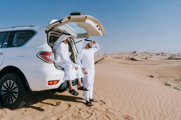 Két Közel Keleti Férfi Visel Hagyományos Emirati Arab Kandura Vezetés — Stock Fotó