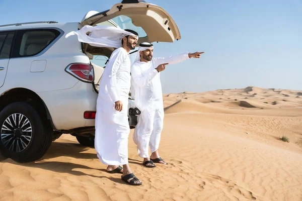 Geleneksel Emirati Arap Kandurası Giyen Iki Orta Doğulu Çölde 4X4 — Stok fotoğraf