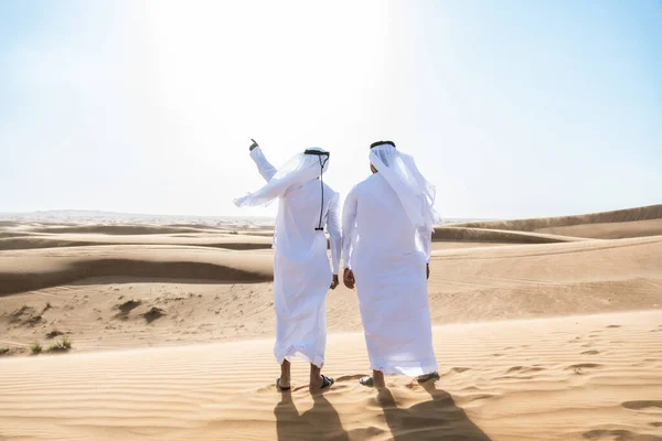 Двое Мужчин Ближнего Востока Одетых Традиционные Эмиратские Арабо Кандуры Объединяются — стоковое фото