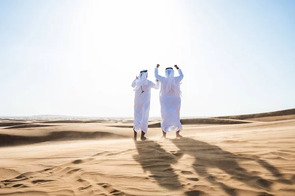 Δύο Μεσανατολίτες Άνδρες Που Φορούν Παραδοσιακές Εμιράτι Αραβικές Καντούρα Συγκόλληση — Φωτογραφία Αρχείου