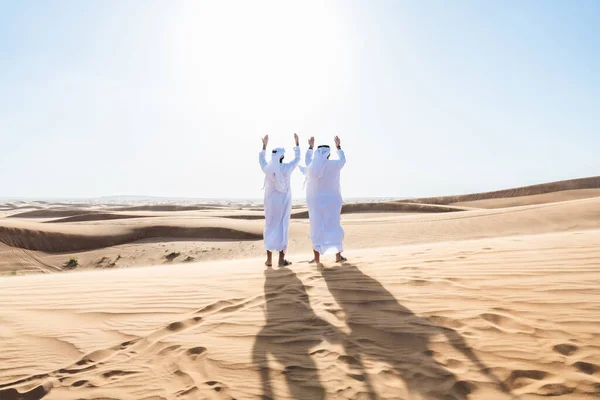 Two Middle Eastern Men Wearing Traditional Emirati Arab Kandura Bonding — Stock Photo, Image