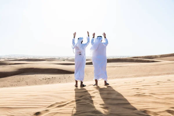 Dos Hombres Oriente Medio Que Llevan Puesto Tradicional Emirati Árabe —  Fotos de Stock