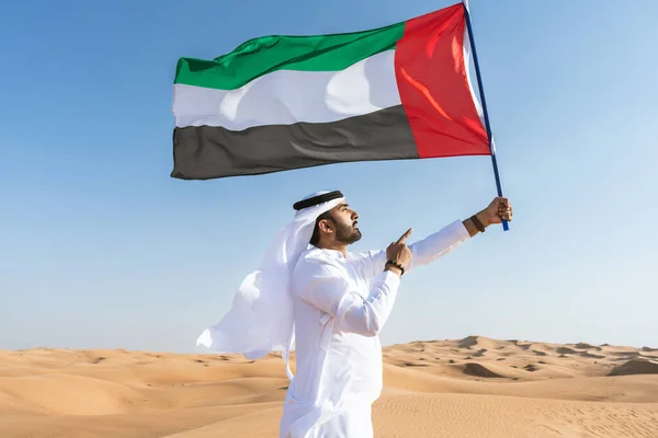 Homem Oriente Médio Vestindo Tradicional Emirati Arab Kandura Deserto Segurando — Fotografia de Stock