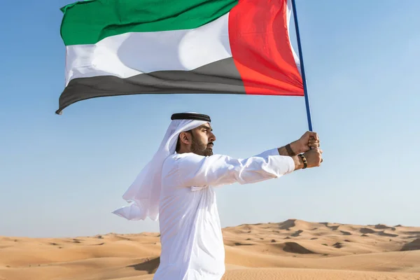 Der Mann Aus Dem Nahen Osten Trägt Der Wüste Ein — Stockfoto