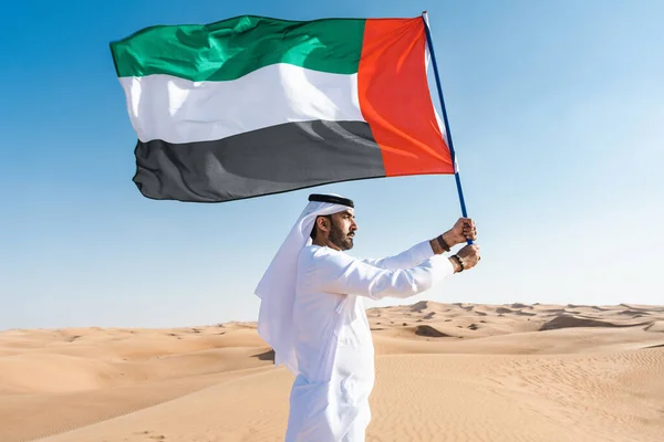 Der Mann Aus Dem Nahen Osten Trägt Der Wüste Ein — Stockfoto