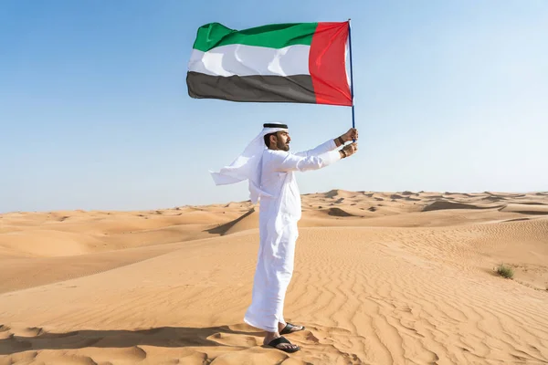 Homem Oriente Médio Vestindo Tradicional Emirati Arab Kandura Deserto Segurando — Fotografia de Stock