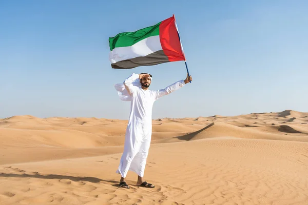 Uomo Mediorientale Che Indossa Tradizionale Emirati Arab Kandura Nel Deserto — Foto Stock