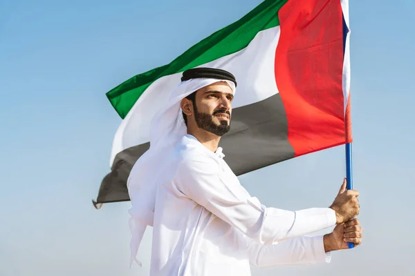 Hombre Oriente Medio Que Viste Tradicional Emirati Kandura Árabe Desierto —  Fotos de Stock