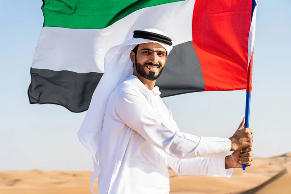 Midden Oosterse Man Draagt Traditionele Emirati Arab Kandura Woestijn Met — Stockfoto