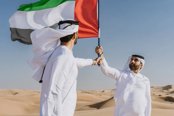 Due Uomini Mediorientali Che Indossano Tradizionale Kandura Araba Emirati Che — Foto Stock