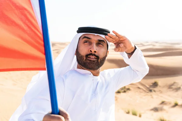 Middle Eastern Man Wearing Traditional Emirati Arab Kandura Desert Holding — Stock Photo, Image