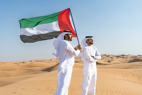 Dois Homens Oriente Médio Vestindo Tradicional Emirati Árabe Kandura Ligação — Fotografia de Stock