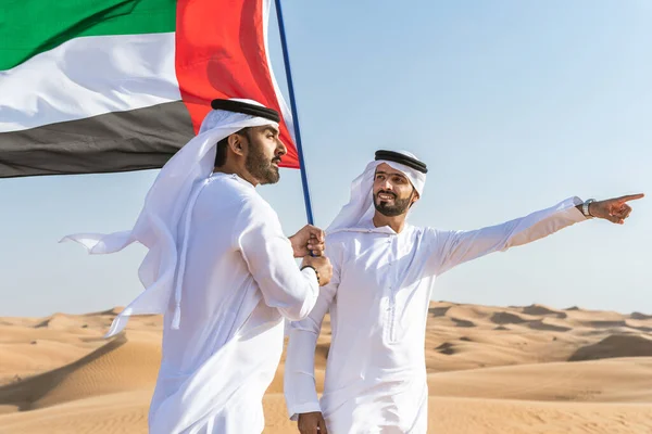 Deux Hommes Moyen Orient Portant Traditionnel Kandura Arabe Emirati Lient — Photo