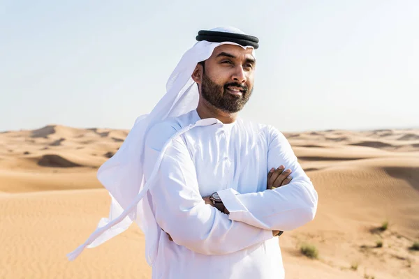 Hombre Guapo Exitoso Oriente Medio Que Usa Tradicional Emirati Árabe —  Fotos de Stock