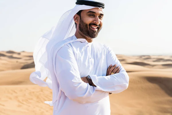 Beau Réussi Homme Moyen Orient Portant Kandura Arabe Traditionnel Emirati — Photo