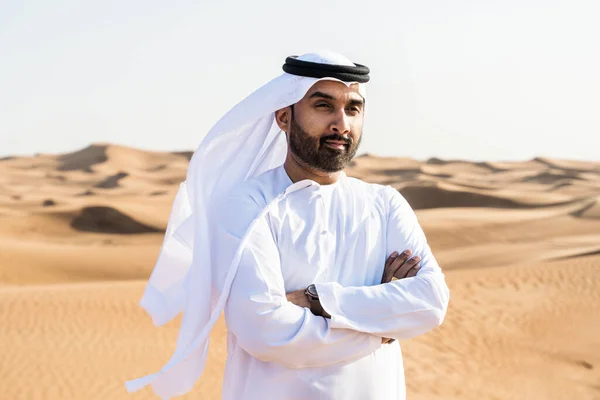Snygg Och Framgångsrik Mellanösterländsk Man Traditionell Emirati Arab Kandura Öknen — Stockfoto