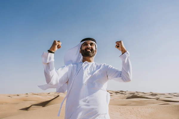 Hombre Guapo Exitoso Oriente Medio Que Usa Tradicional Emirati Árabe —  Fotos de Stock