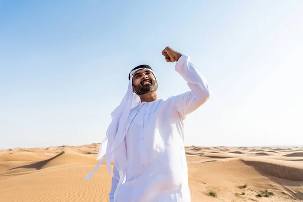 Красивый Успешный Мужчина Ближнего Востока Одетый Традиционную Эмиратскую Кандуру Пустыне — стоковое фото
