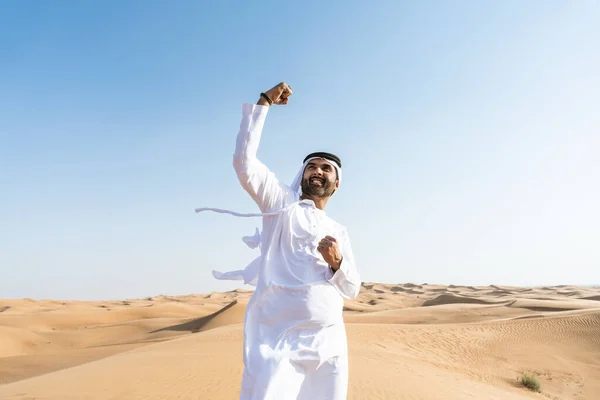 Красивый Успешный Мужчина Ближнего Востока Одетый Традиционную Эмиратскую Кандуру Пустыне — стоковое фото