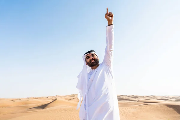 Pria Tampan Dan Sukses Dari Timur Tengah Mengenakan Arab Kandura — Stok Foto