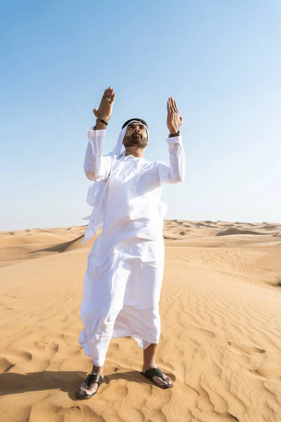 Knappe Succesvolle Man Uit Het Midden Oosten Draagt Traditionele Emirati — Stockfoto