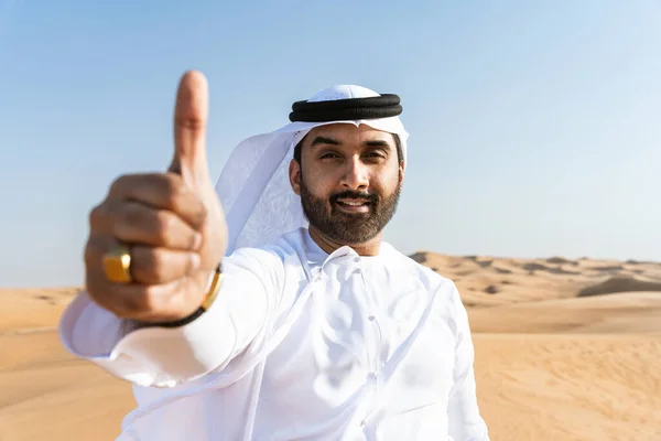 Όμορφος Και Επιτυχημένος Μεσανατολίτης Άνδρας Φορώντας Παραδοσιακή Emirati Arab Kandura — Φωτογραφία Αρχείου