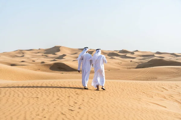 Двоє Чоловіків Середнього Сходу Одягнені Традиційних Еміратів Араб Кандура Язуються — стокове фото