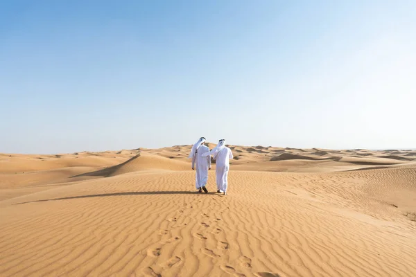 Dos Hombres Oriente Medio Que Llevan Puesto Tradicional Emirati Árabe — Foto de Stock