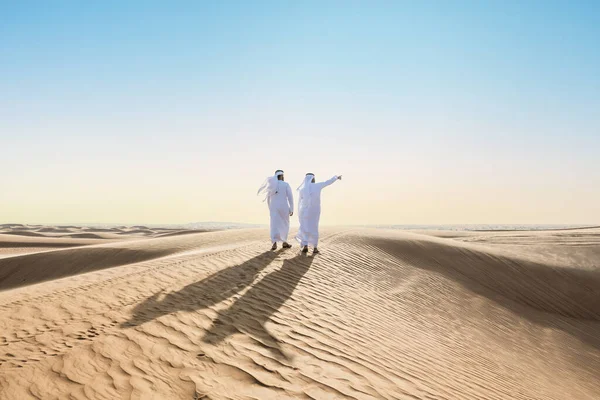 Двоє Чоловіків Середнього Сходу Одягнені Традиційних Еміратів Араб Кандура Язуються — стокове фото