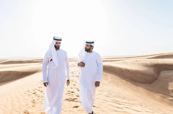 Deux Hommes Moyen Orient Portant Des Liens Traditionnels Kandura Arabe — Photo