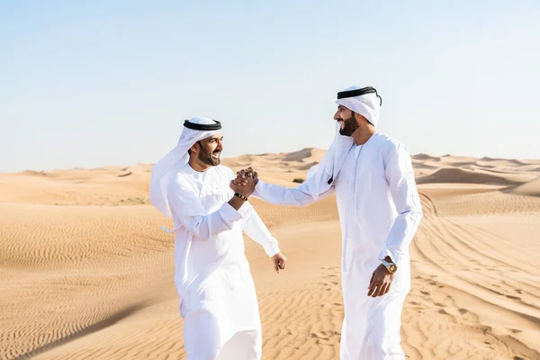 Deux Hommes Moyen Orient Portant Des Liens Traditionnels Kandura Arabe — Photo
